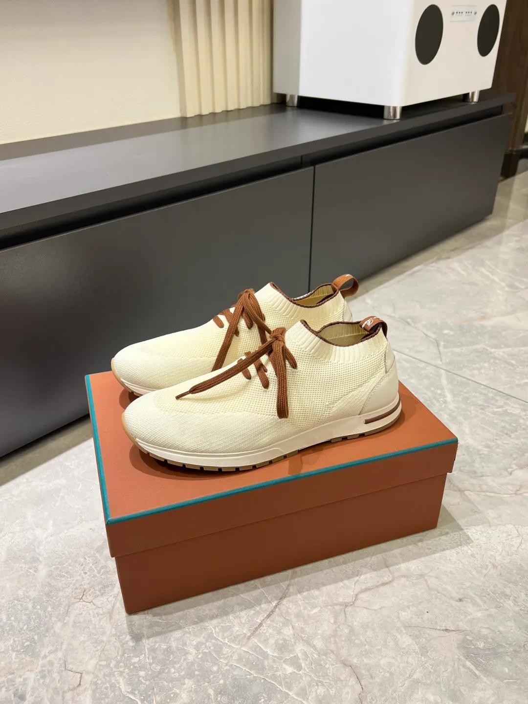 Men's Men's Shoes 💰p380 Loro Men's Shoes 💰piana/Noyo Piana 360 L Men's Shoes 💰p Flexy Walk Men's Sports Shoes These sports shoes are made of knitted wool uppers, and the heel is wrapped in smooth calf leather. Merino sheep are selected from Australia and New Zealand. The upper is machine-woven like a sweater, and then equipped with a white rubber outsole and a Kummel-colored sole. It is both beautiful and non-slip. The fabric is 100% cashmere and the insole is calf leather. It is super comfortable on the feet! Comes with full original packaging! Multiple colors available! Size: 38-44 (45 customized)